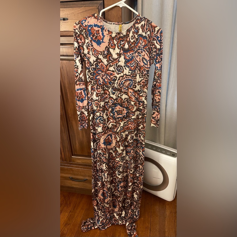 Maternity Maxi Multicolored Sheath Long Sleeve Crew Neck Dress, size medium